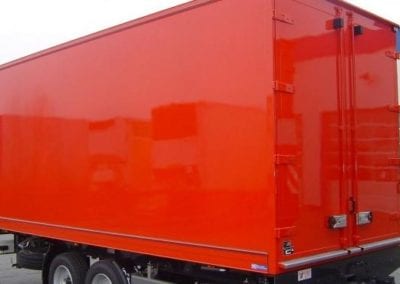 Isolierkoffer zum Blumentransport auf Tandemanhänger