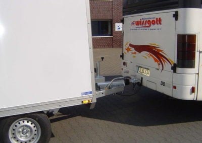 Busanhänger mit Trockenfrachtaufbau