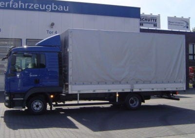 Aufbau mit Plane und Spriegel