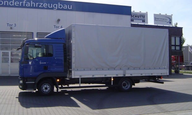 Aufbau mit Plane und Spriegel