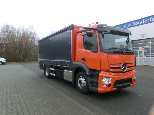 Planenaufbau zum Transport von Baustoffen