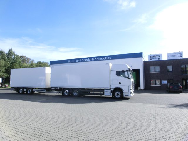 Motorwagen und Anhänger mit Plywoodaufbau